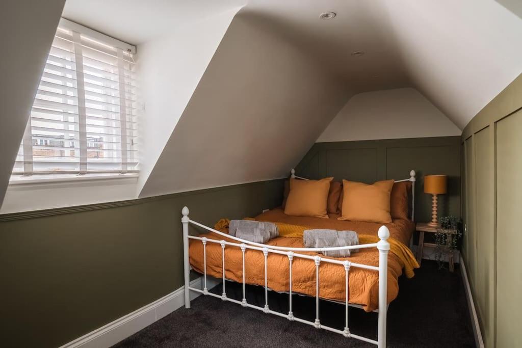 Seaside Serenity: 3-Bedroom Beach Haven in Margate view 3