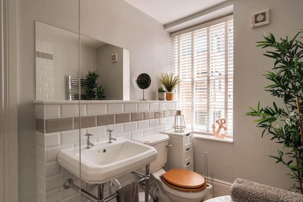 Seaside Serenity: 3-Bedroom Beach Haven in Margate view 4