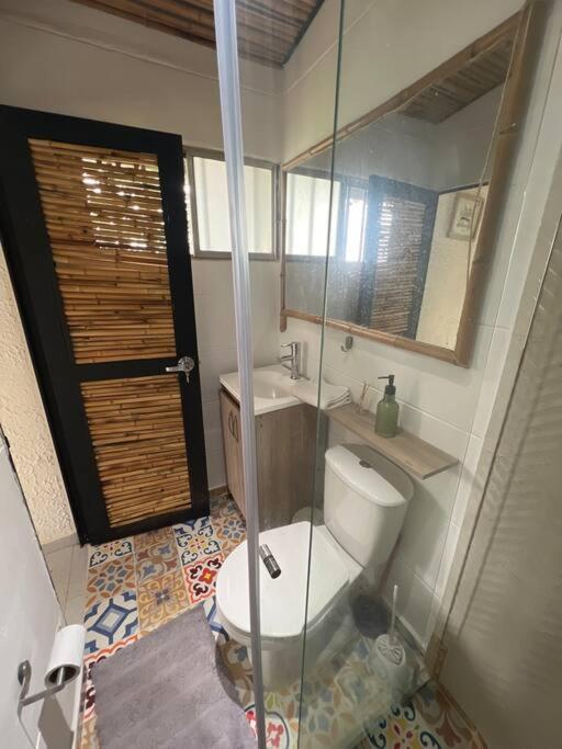 Alojamiento cerca a La Mesa con Piscina