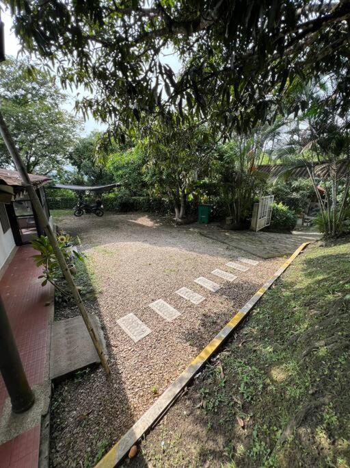 Alojamiento cerca a La Mesa con Piscina