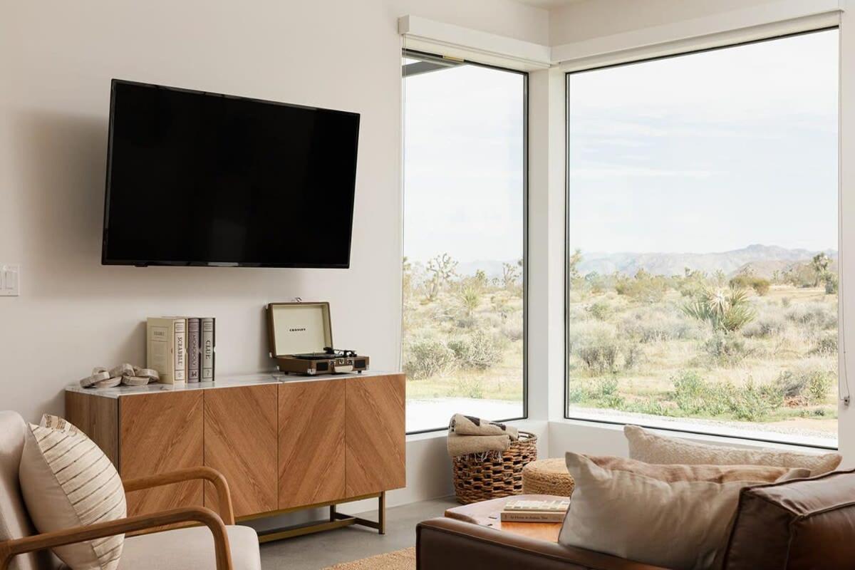 Sundown Ridge - Modern Homestead w Spa view 4