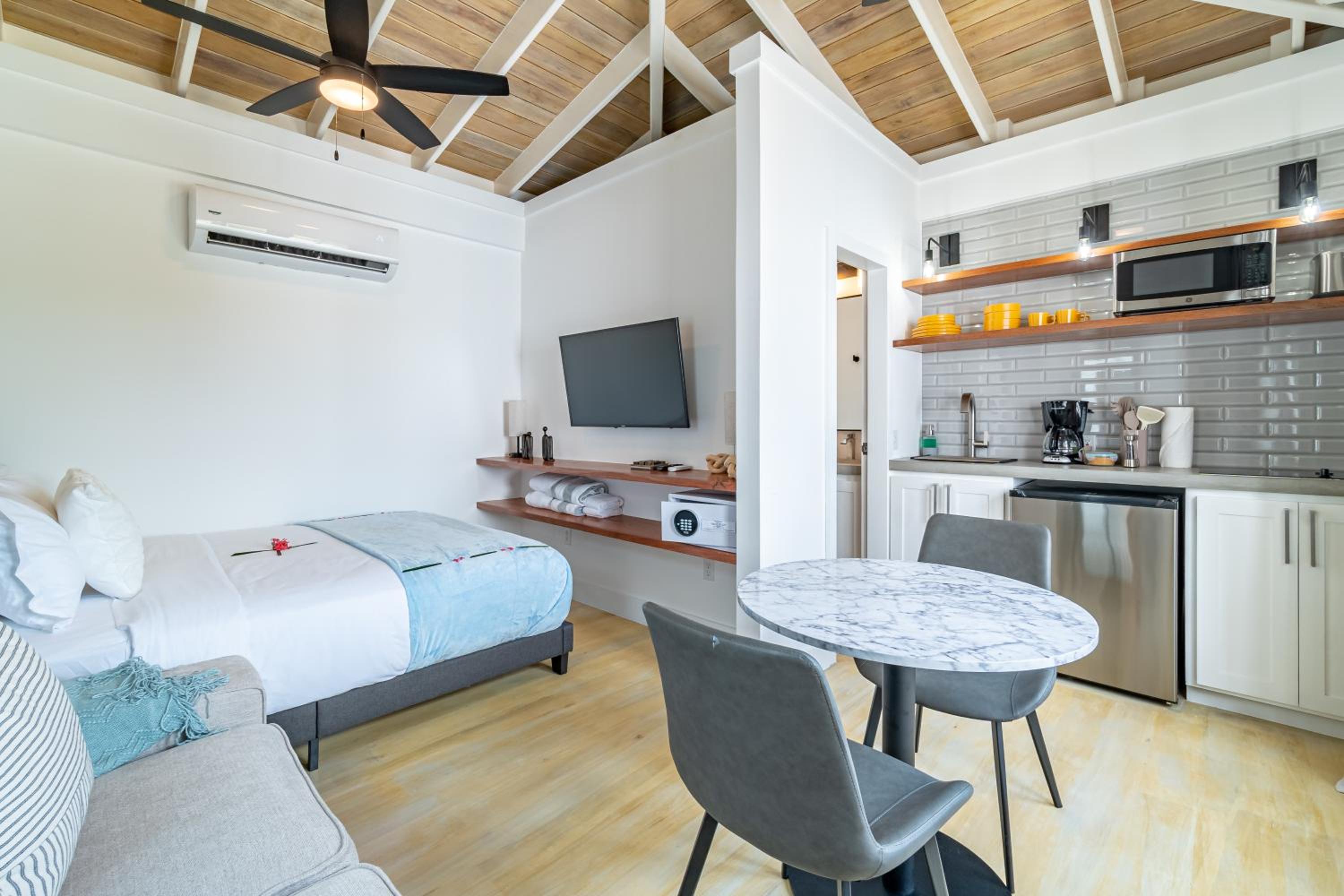 Casa Serena and Mistico Beach Club plus Boat Shuttle