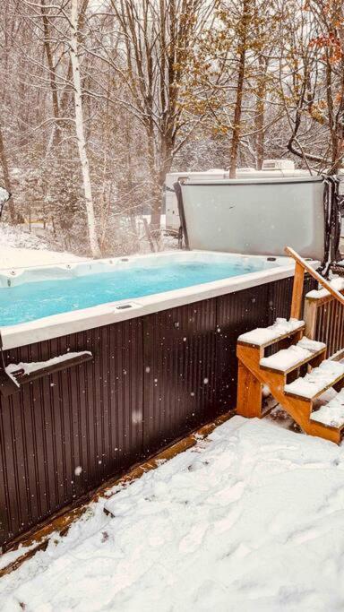 Beautiful Cottage 14’ft swim spa, Sauna & Kayaks