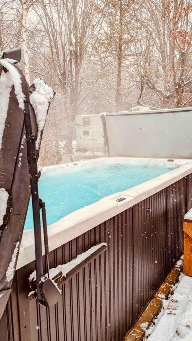 Beautiful Cottage 14’ft swim spa, Sauna & Kayaks