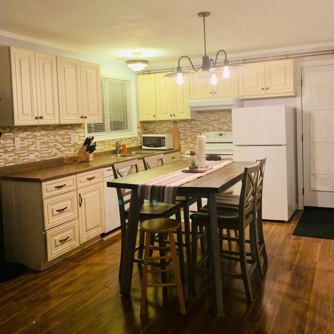 Beautiful Cottage 14’ft swim spa, Sauna & Kayaks