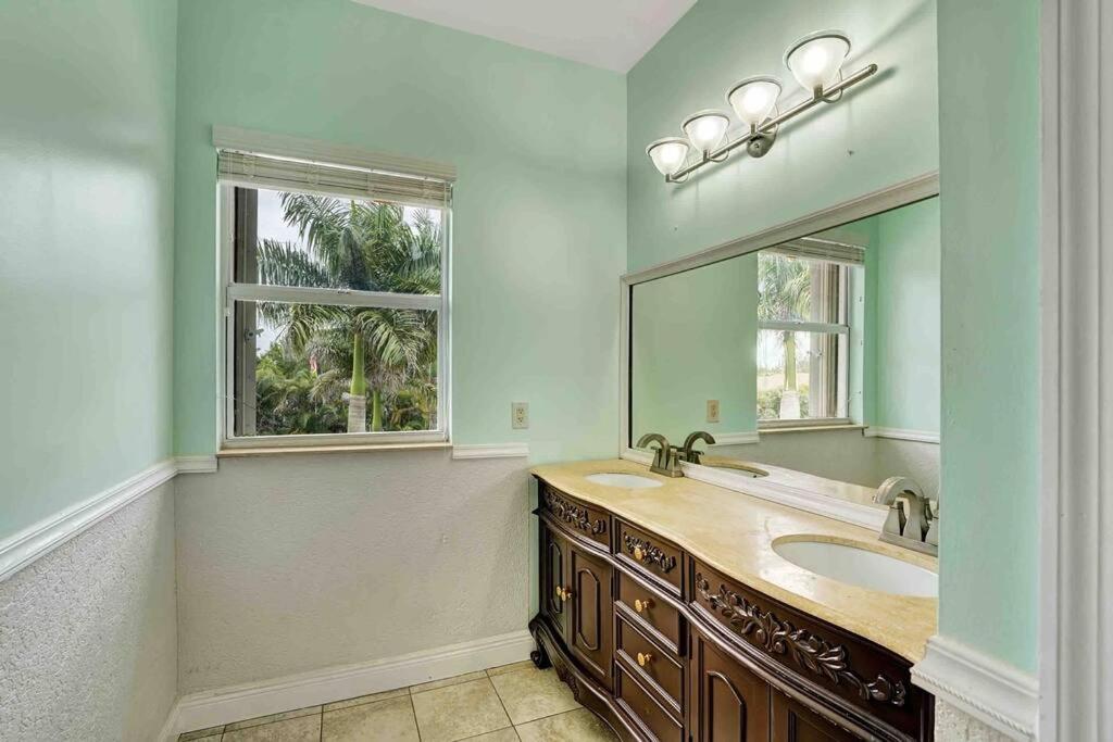 New luxury home in PB 5king beds free parking+wifi view 2