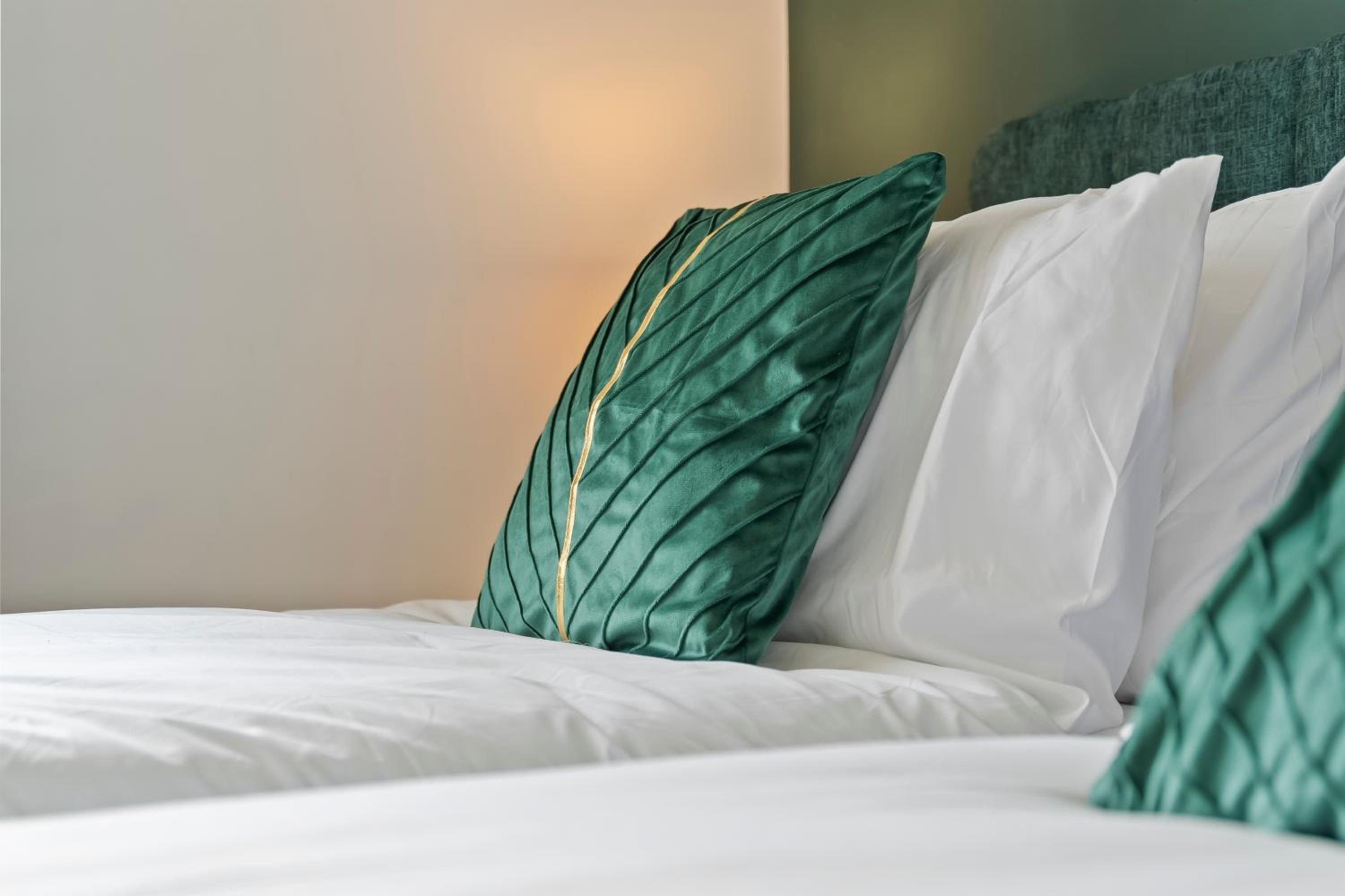 Stunning Views l Last-Minute Escape l Free Parking l Sleeps 6 l By Zen Nights Short Lets & Serviced Accommodations view 3