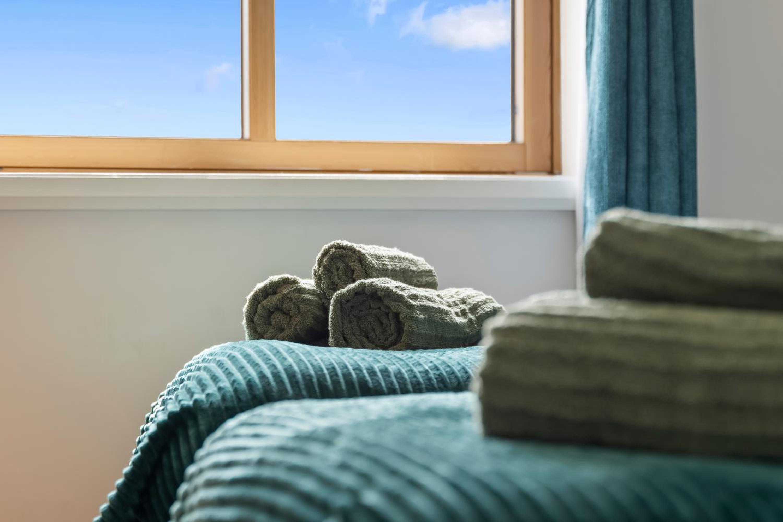 Stunning Views l Last-Minute Escape l Free Parking l Sleeps 6 l By Zen Nights Short Lets & Serviced Accommodations view 5