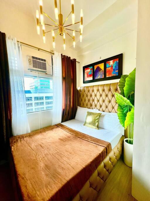 300 Mbps WiFi - 55 inch SMART TV - Alabang condo near Bellevue Hotel Filinvest City view 2
