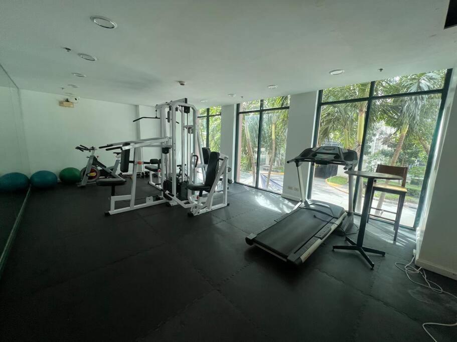 300 Mbps WiFi - 55 inch SMART TV - Alabang condo near Bellevue Hotel Filinvest City view 3