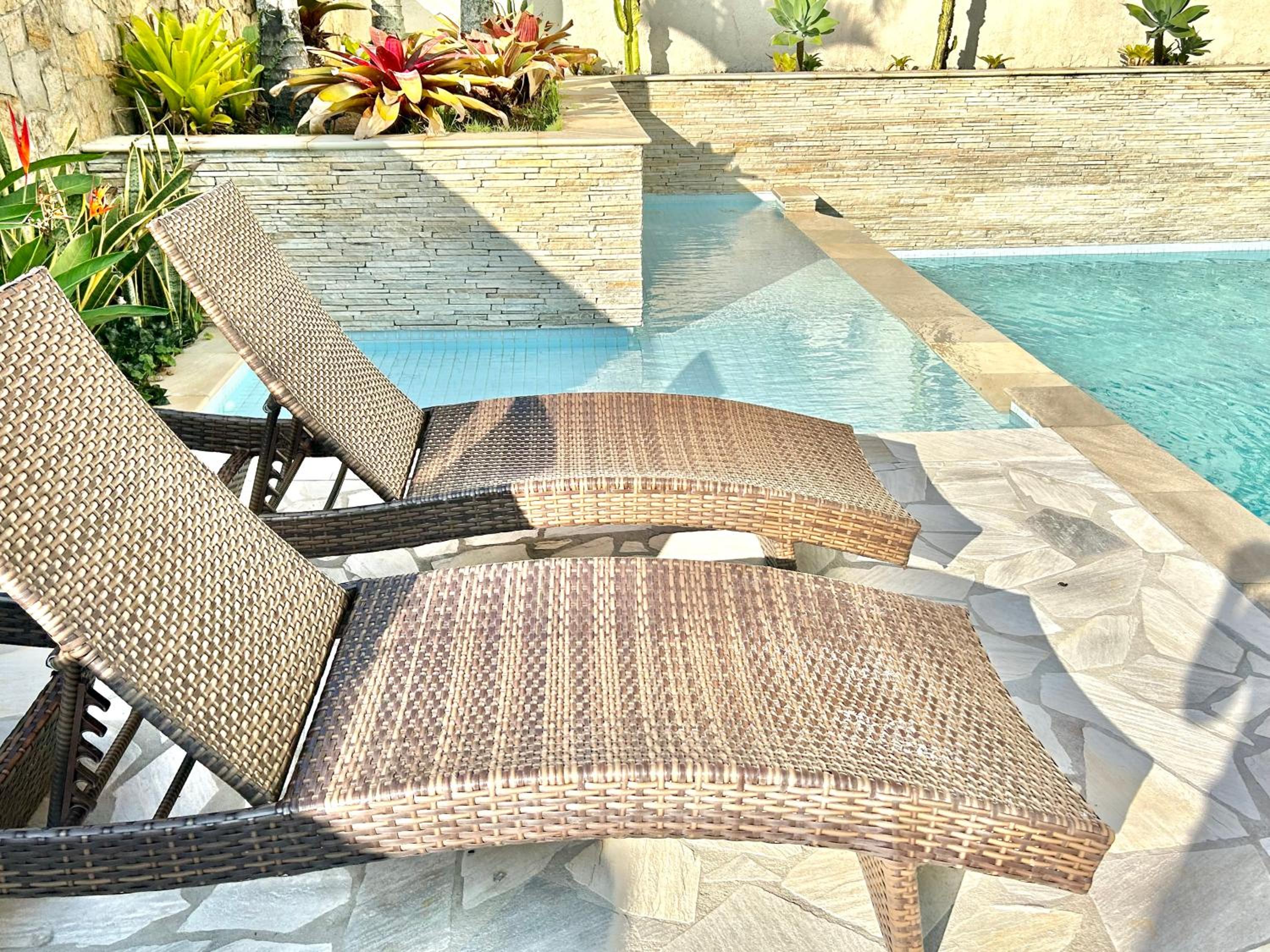 Apto a passos da Praia do Forte c/ Piscina e Hidro