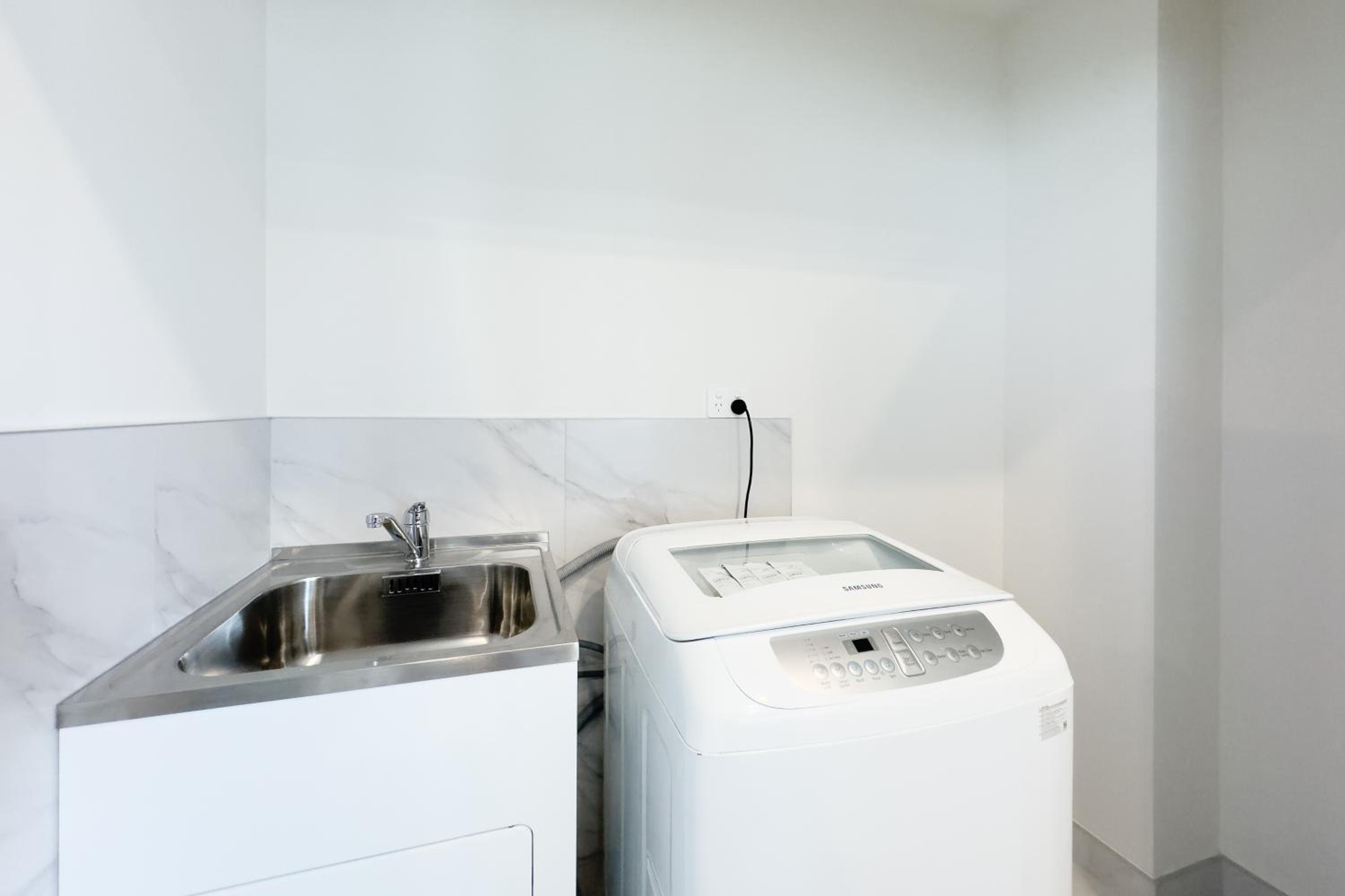 Modern 3-bds townhouse in South Auckland view 2