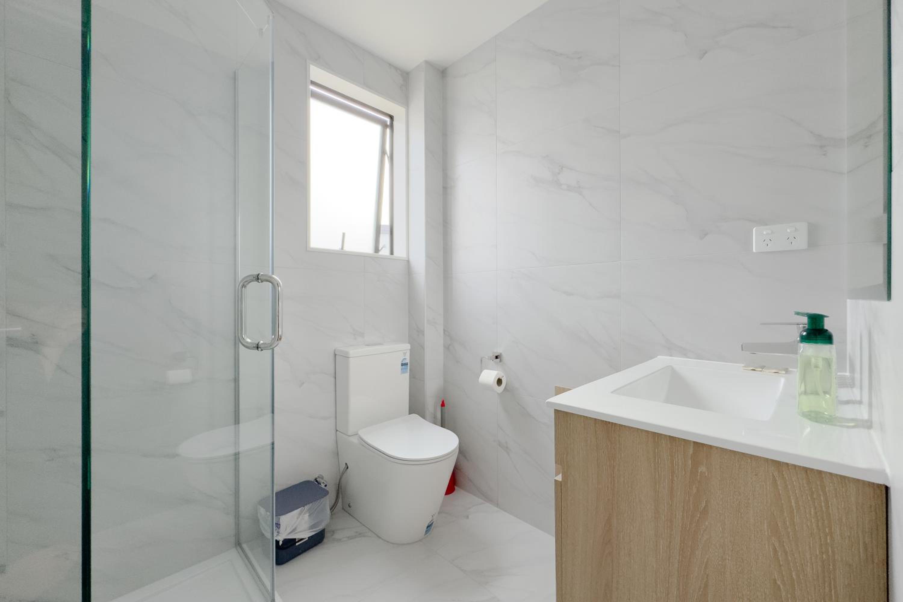 Modern 3-bds townhouse in South Auckland view 3