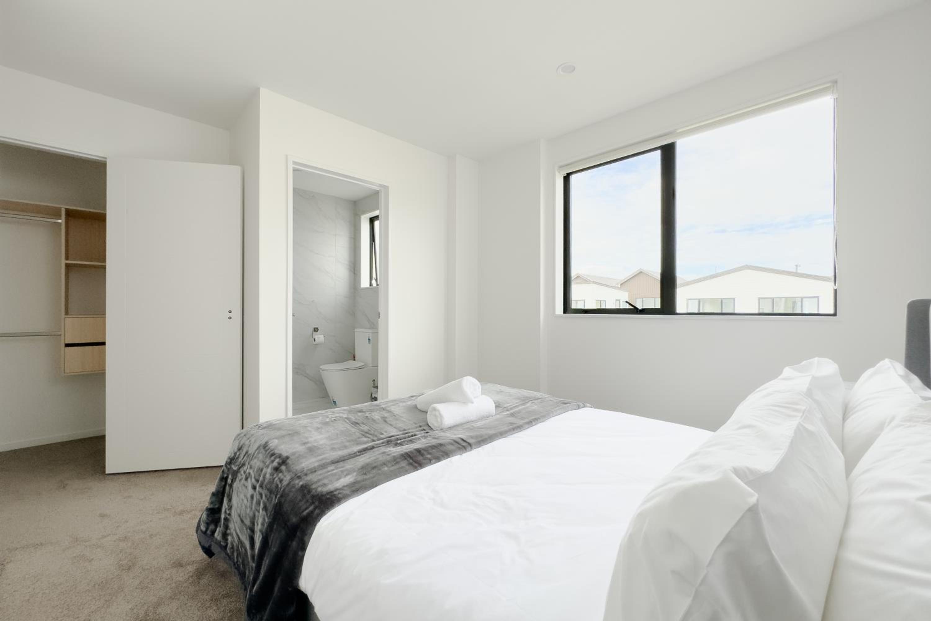 Modern 3-bds townhouse in South Auckland view 5