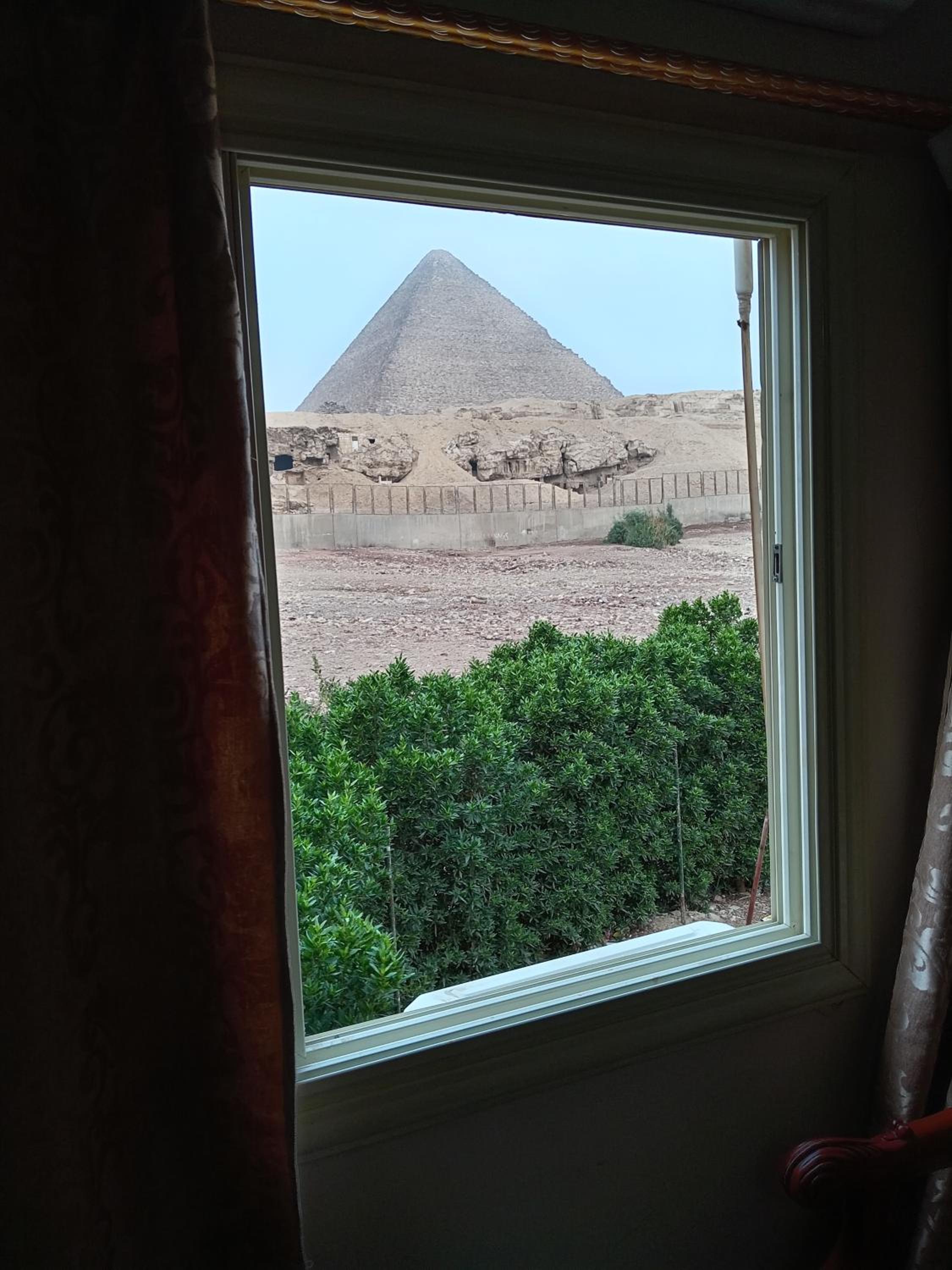 Grensha Pyramids inn