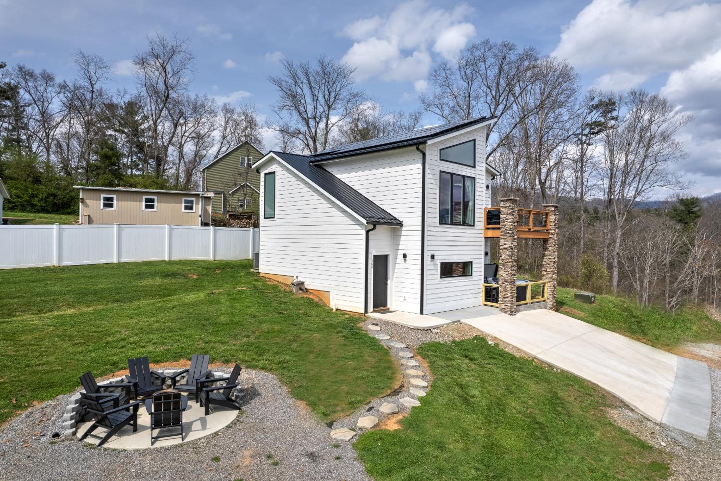 Hotel Mon Trèsor, Modern Mountain Views with deck - Image 1
