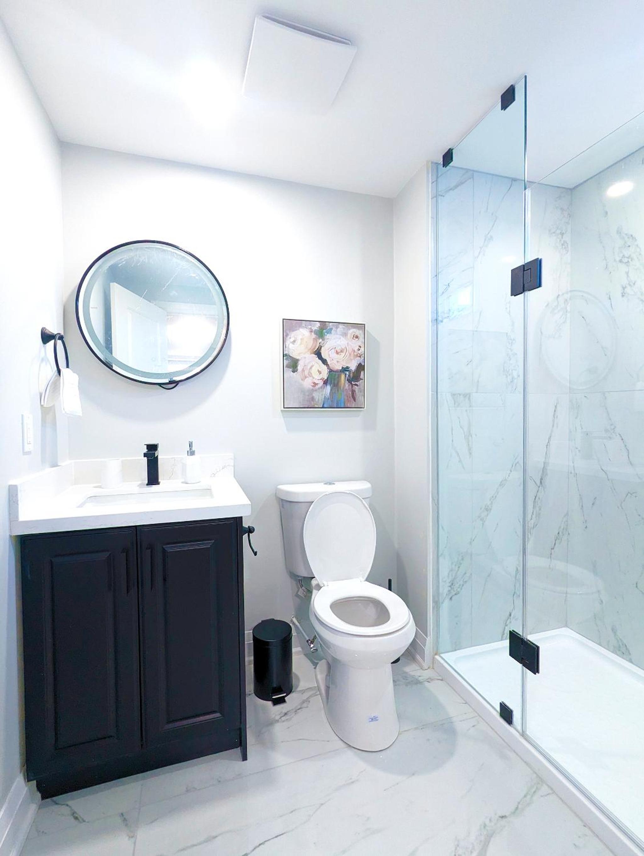 Urban Haven: 2BR/2BA+Office, Kitchen, Dining