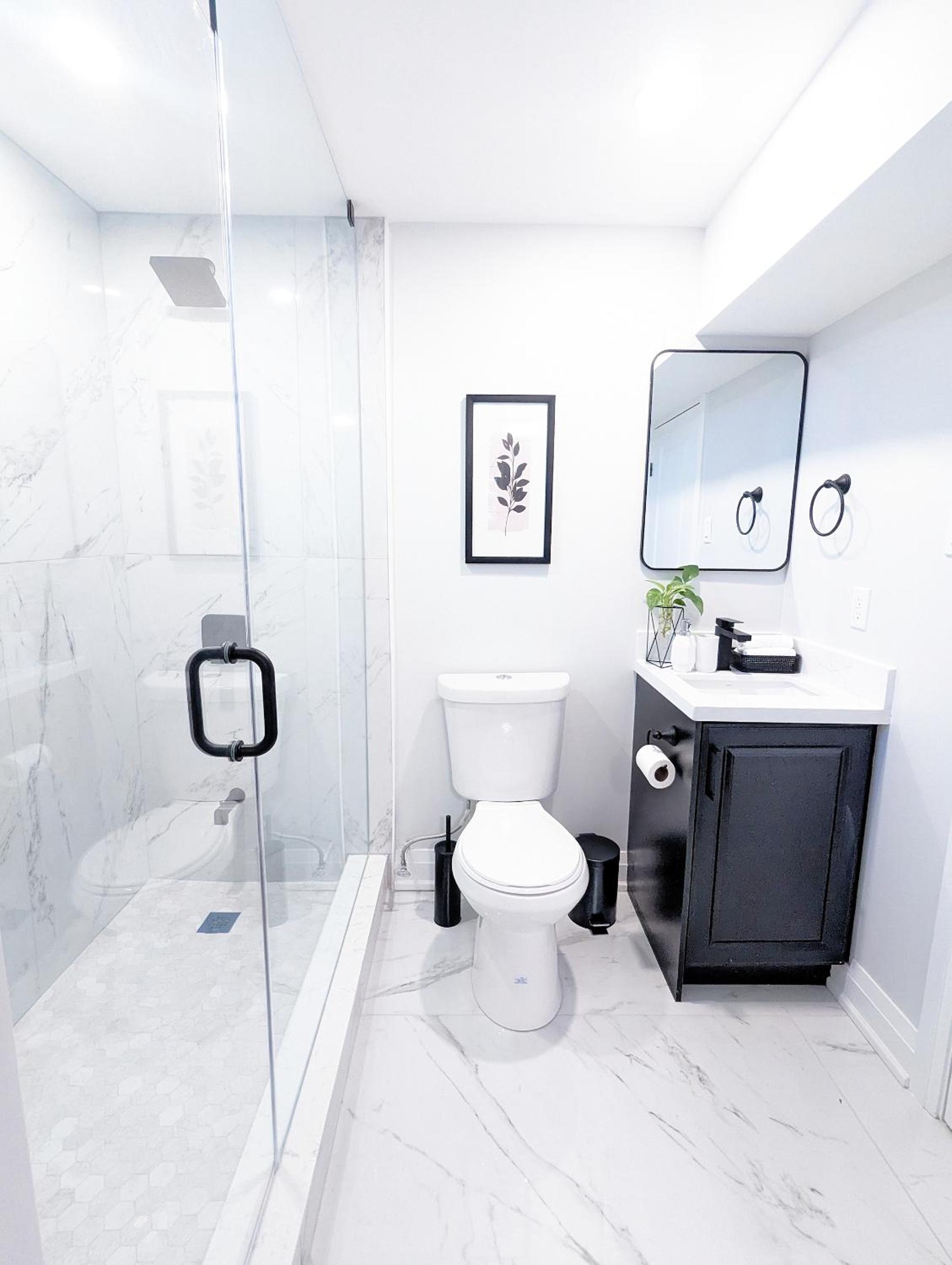 Urban Haven: 2BR/2BA+Office, Kitchen, Dining