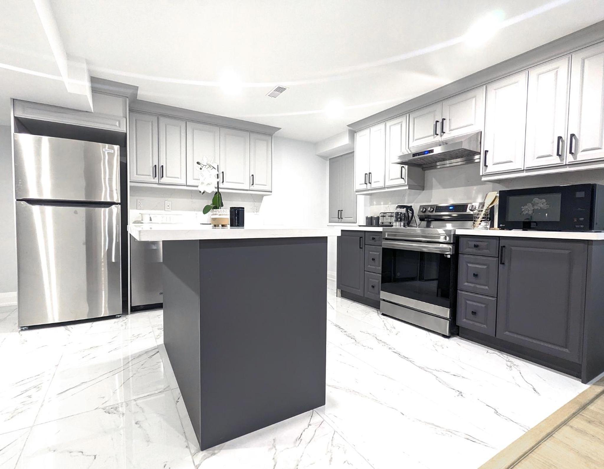 Urban Haven: 2BR/2BA+Office, Kitchen, Dining