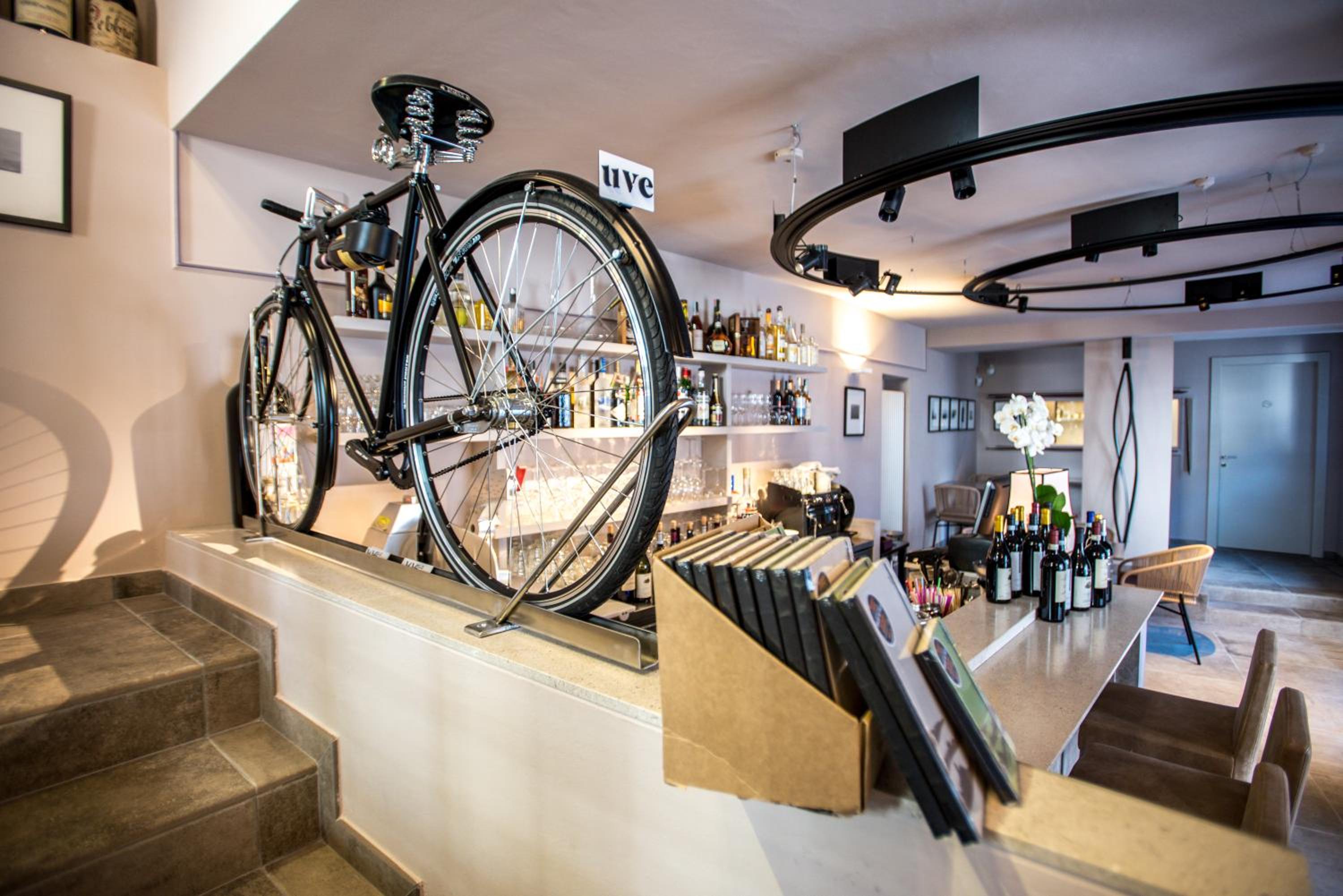 Uve Rooms & Wine Bar