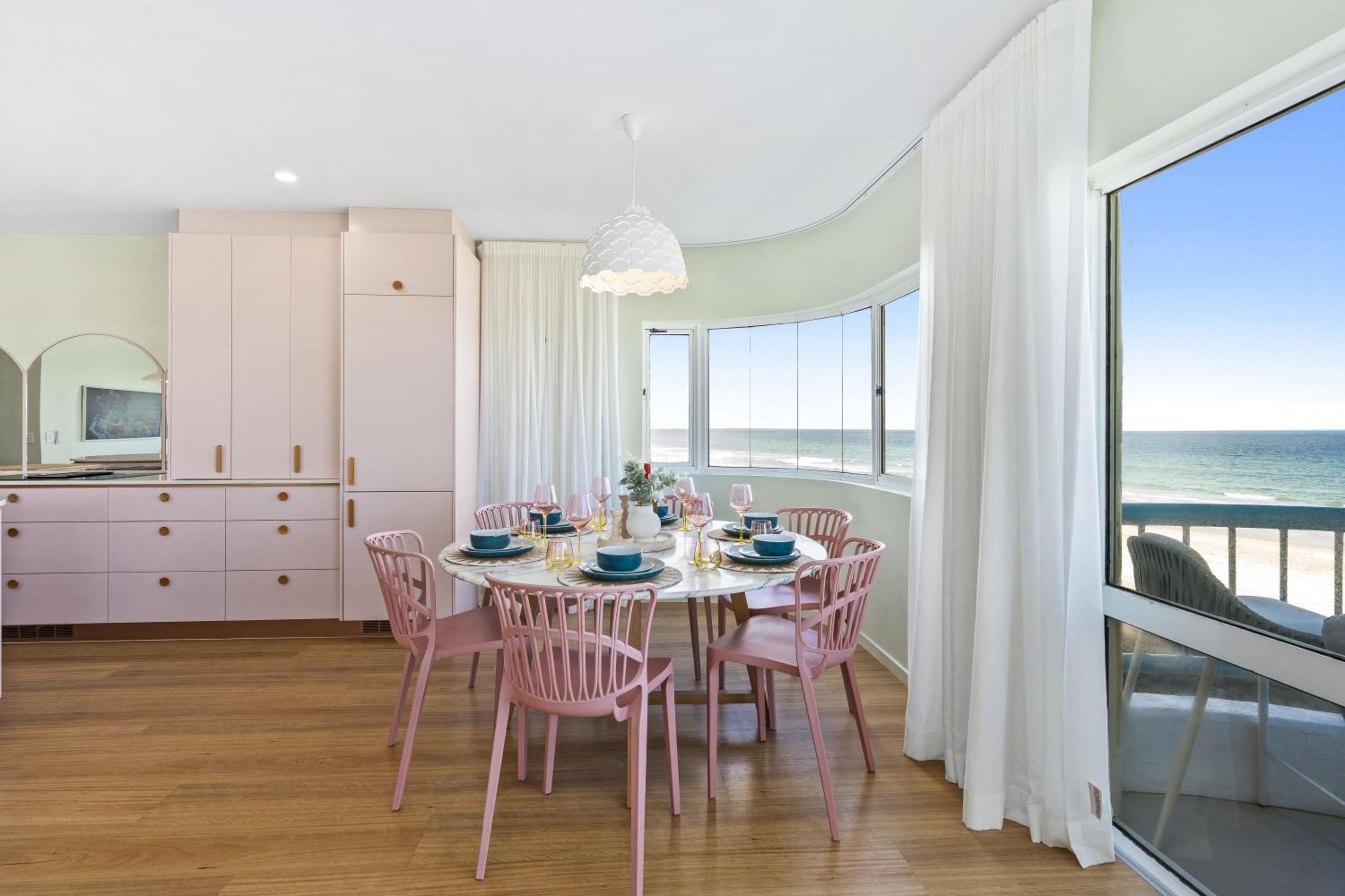 4 Bedroom Multi Level Beachfront Apartment - Q Stay