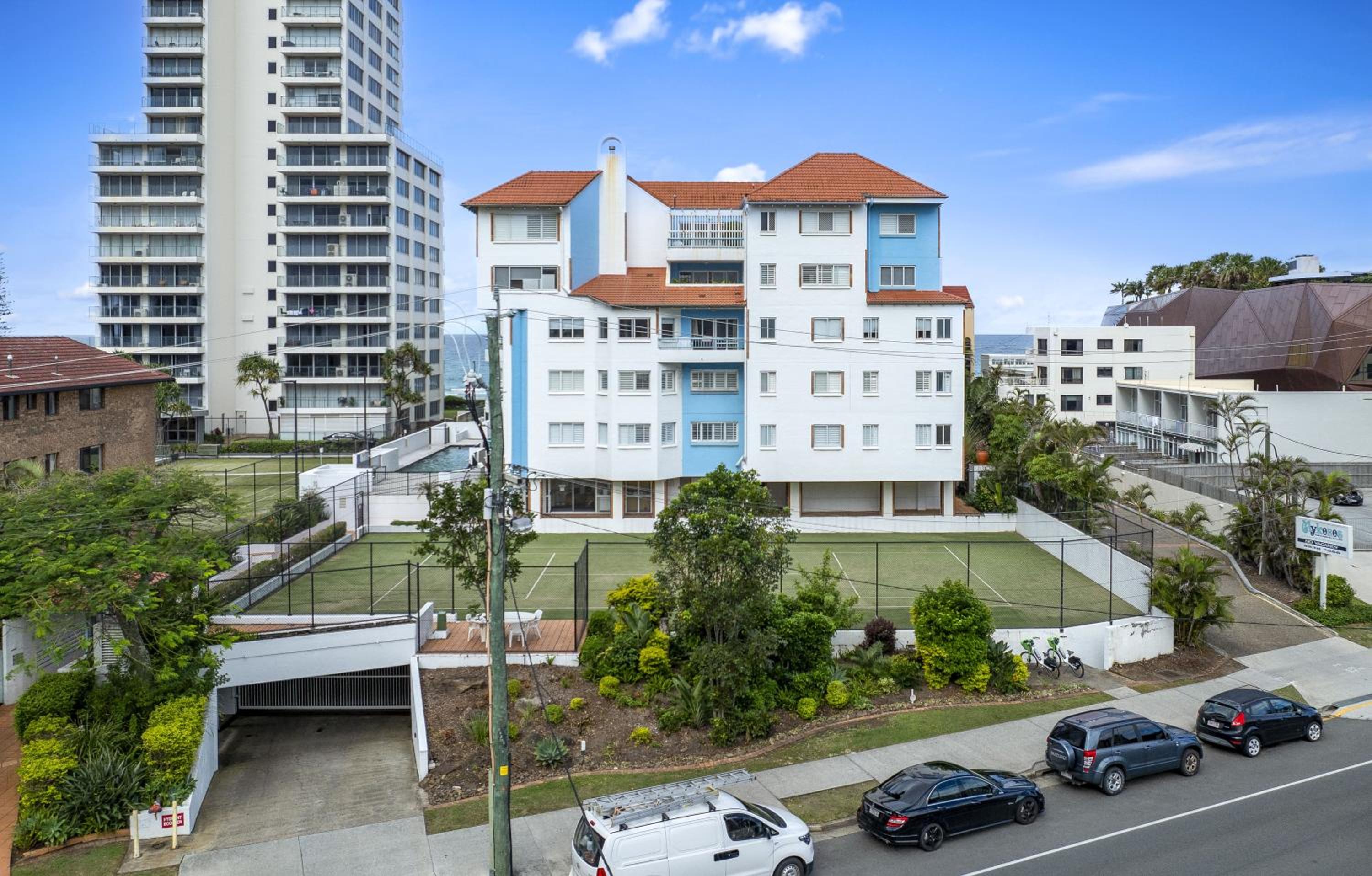 4 Bedroom Multi Level Beachfront Apartment - Q Stay