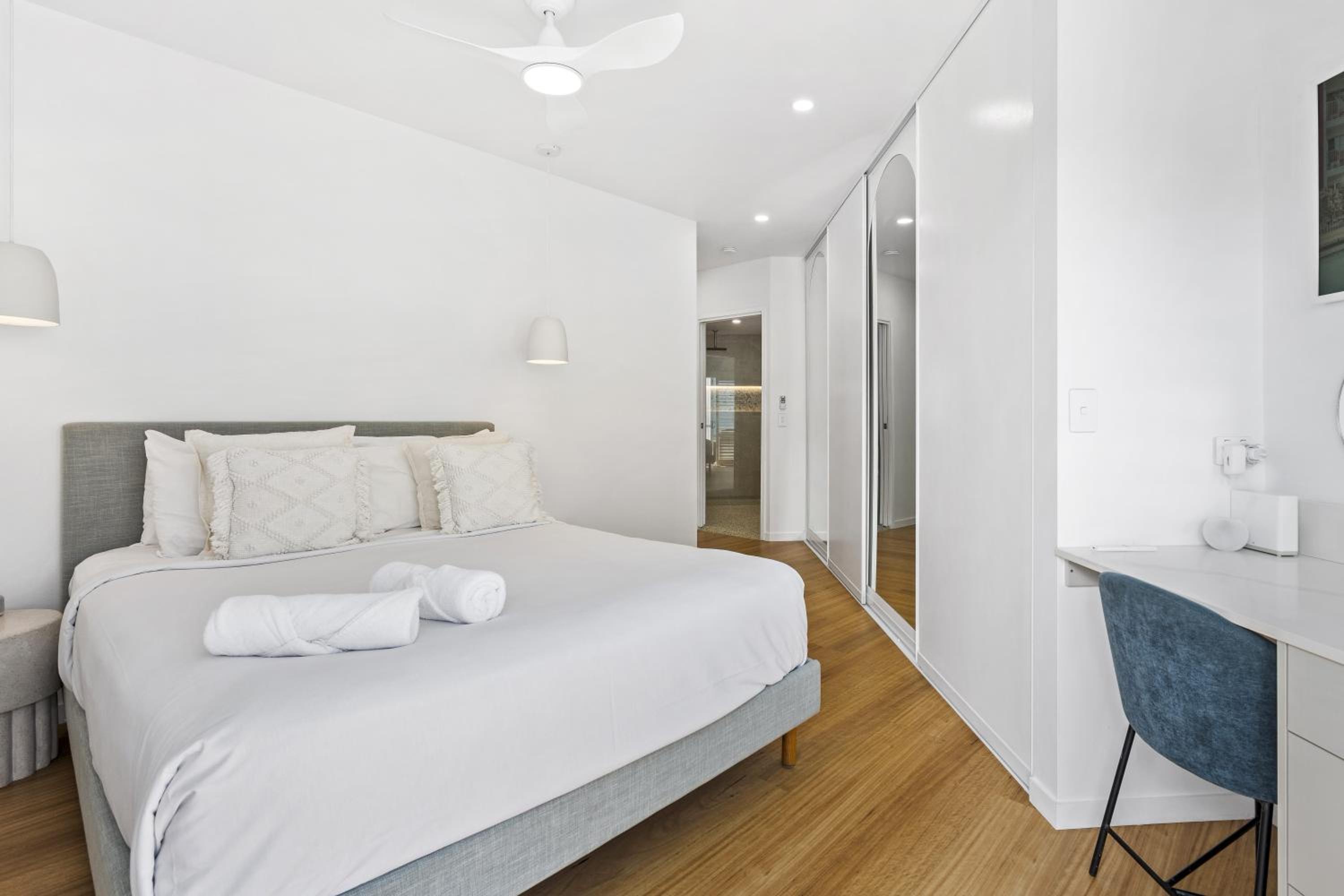 4 Bedroom Multi Level Beachfront Apartment - Q Stay