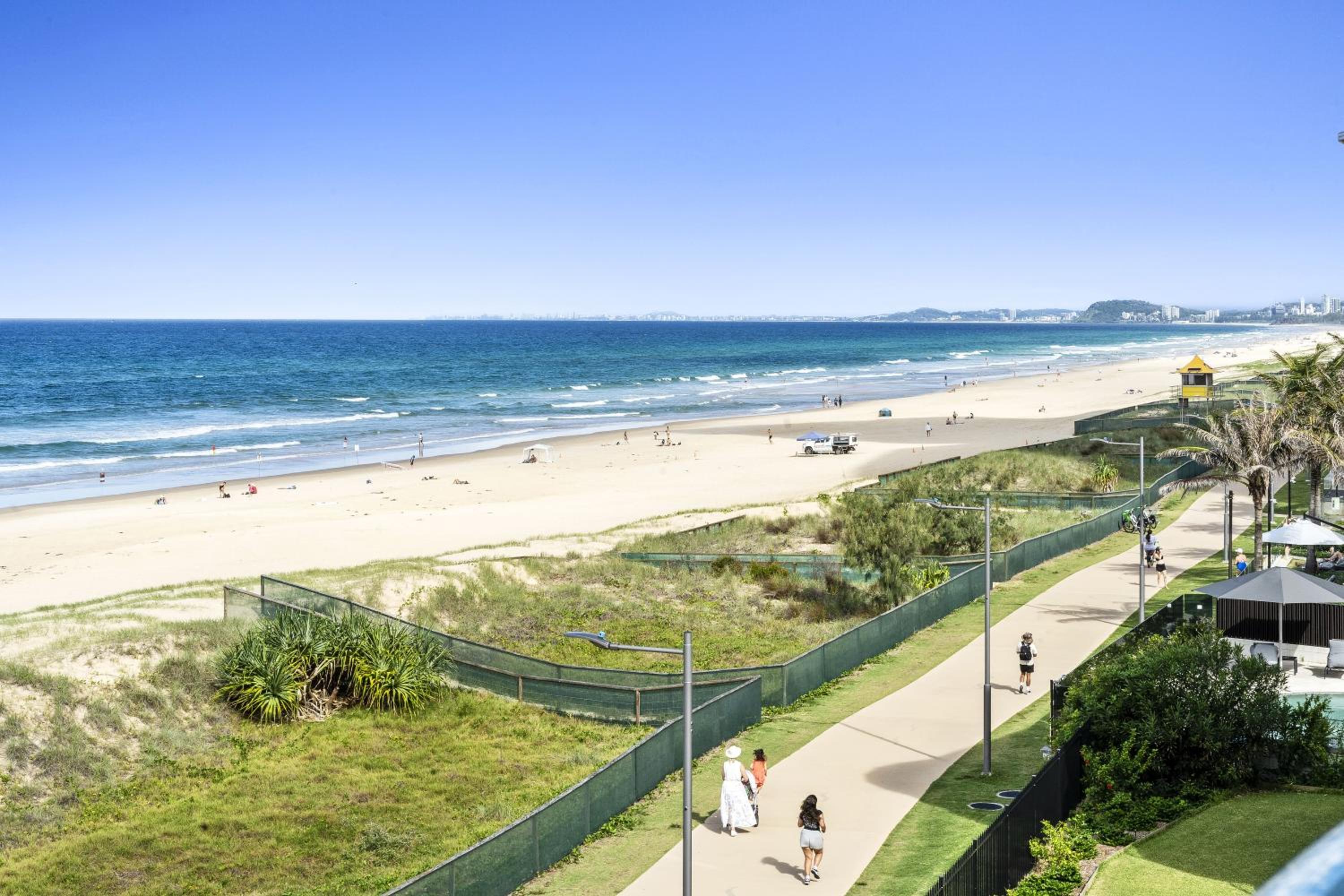 4 Bedroom Multi Level Beachfront Apartment - Q Stay