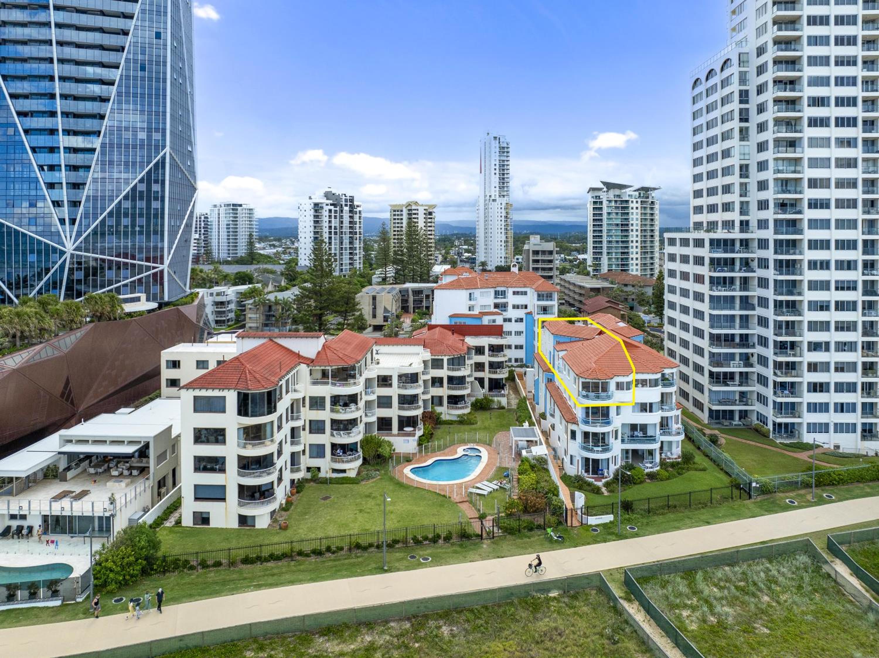 4 Bedroom Multi Level Beachfront Apartment - Q Stay
