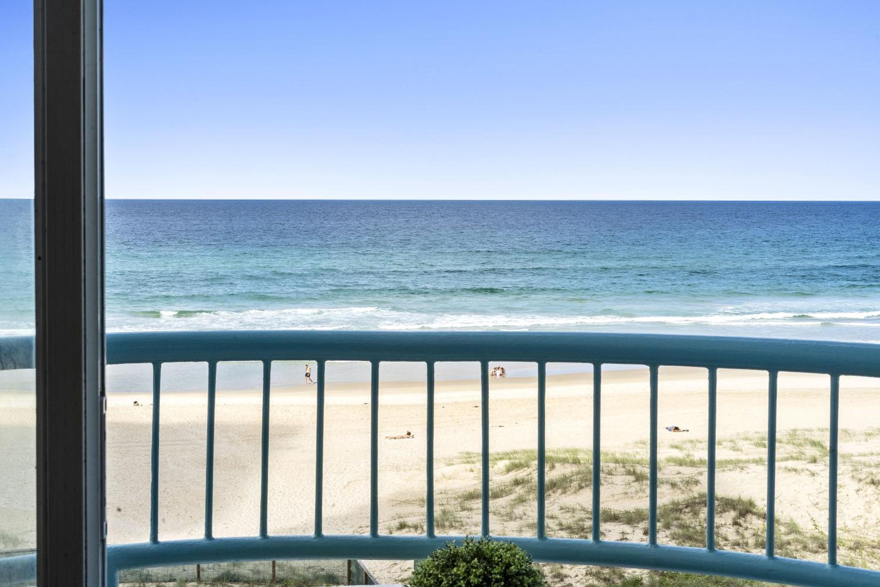 4 Bedroom Multi Level Beachfront Apartment - Q Stay