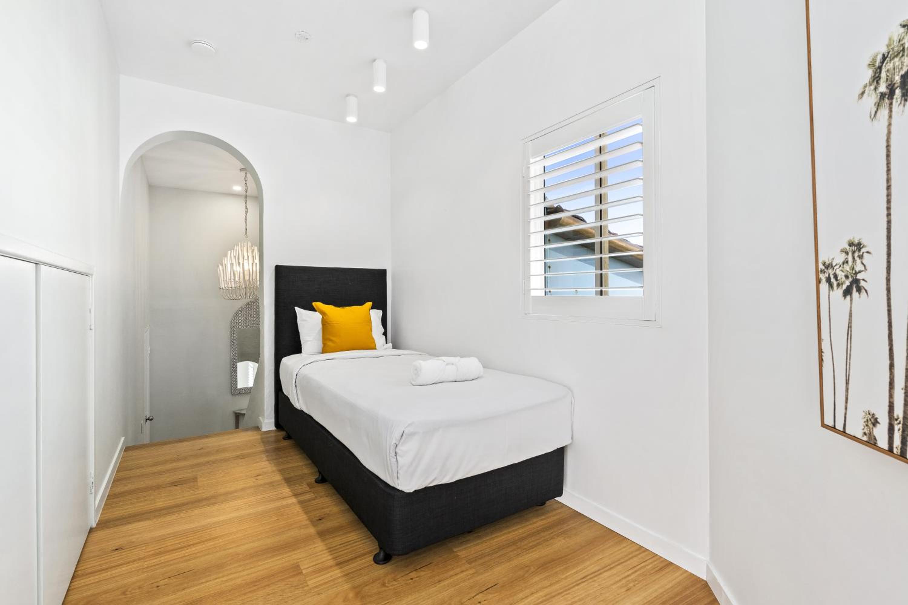 4 Bedroom Multi Level Beachfront Apartment - Q Stay