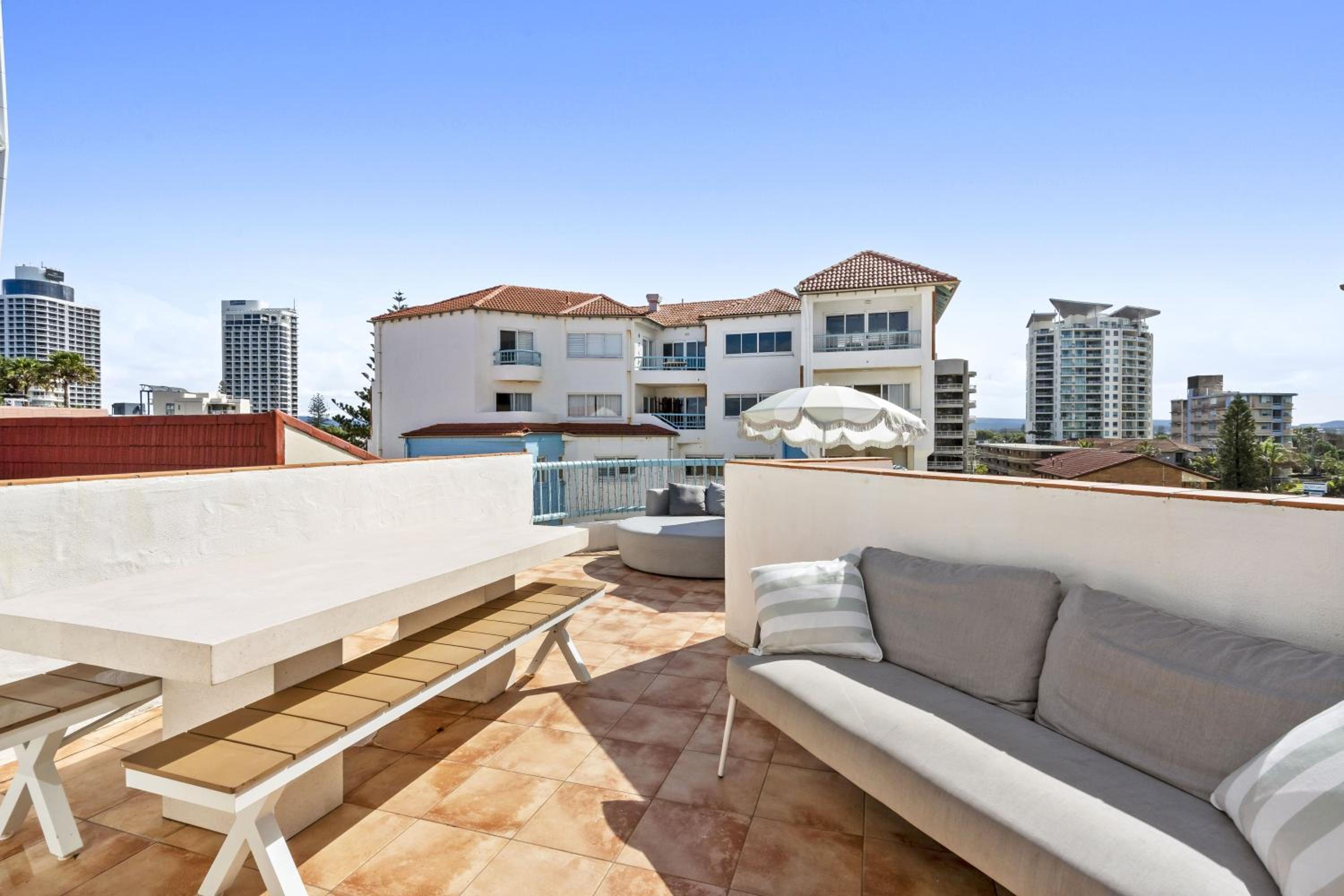 4 Bedroom Multi Level Beachfront Apartment - Q Stay
