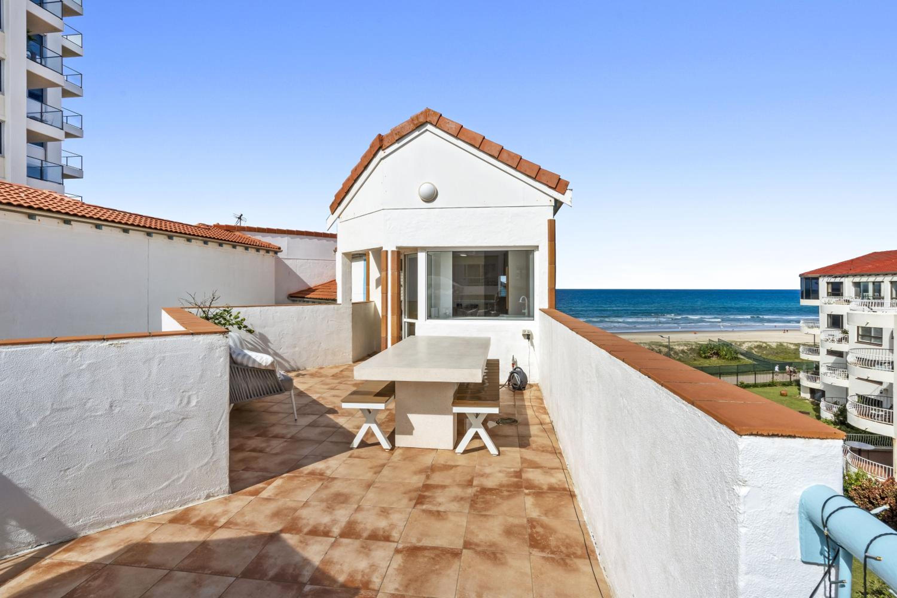 4 Bedroom Multi Level Beachfront Apartment - Q Stay