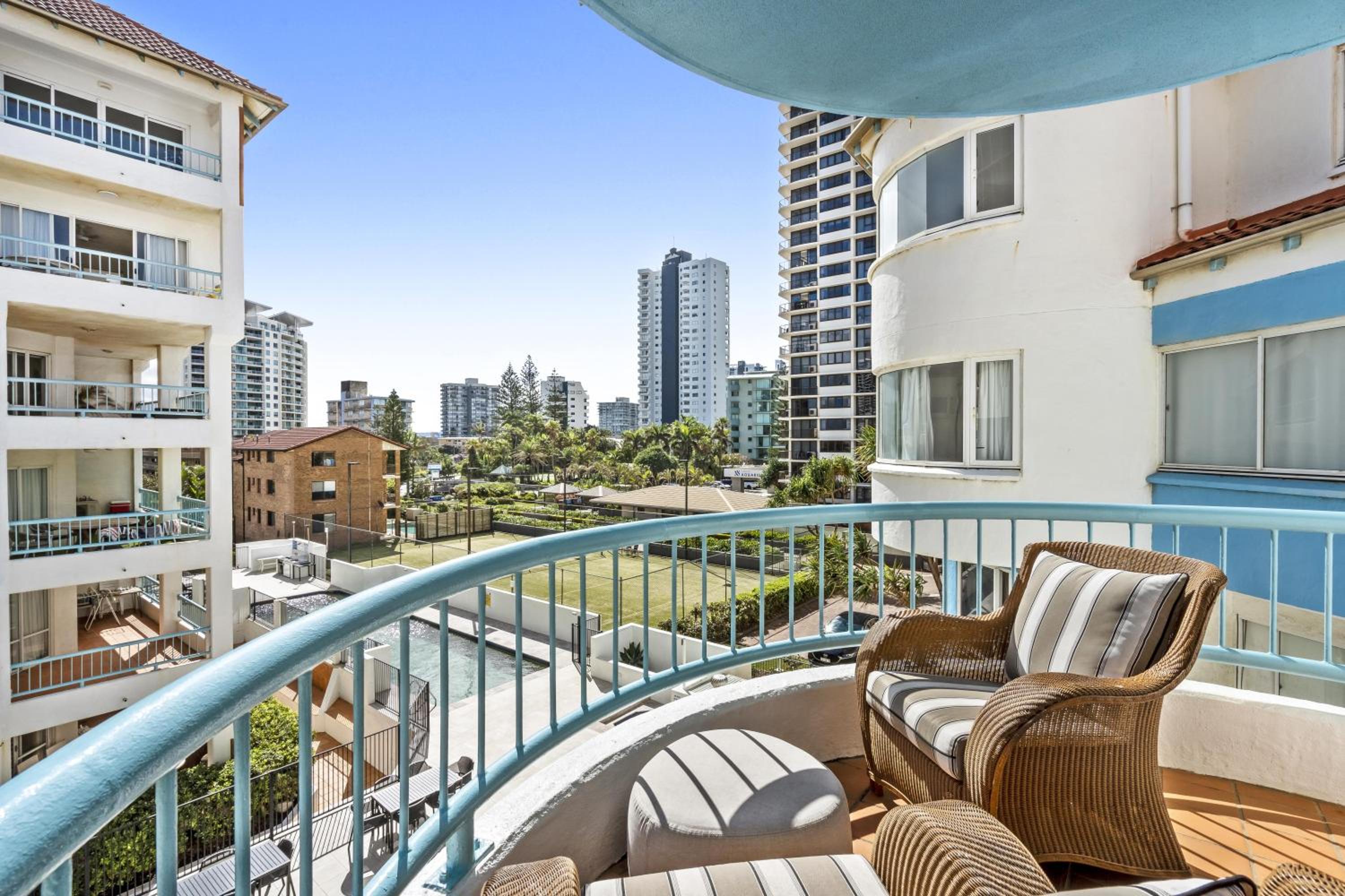 4 Bedroom Multi Level Beachfront Apartment - Q Stay