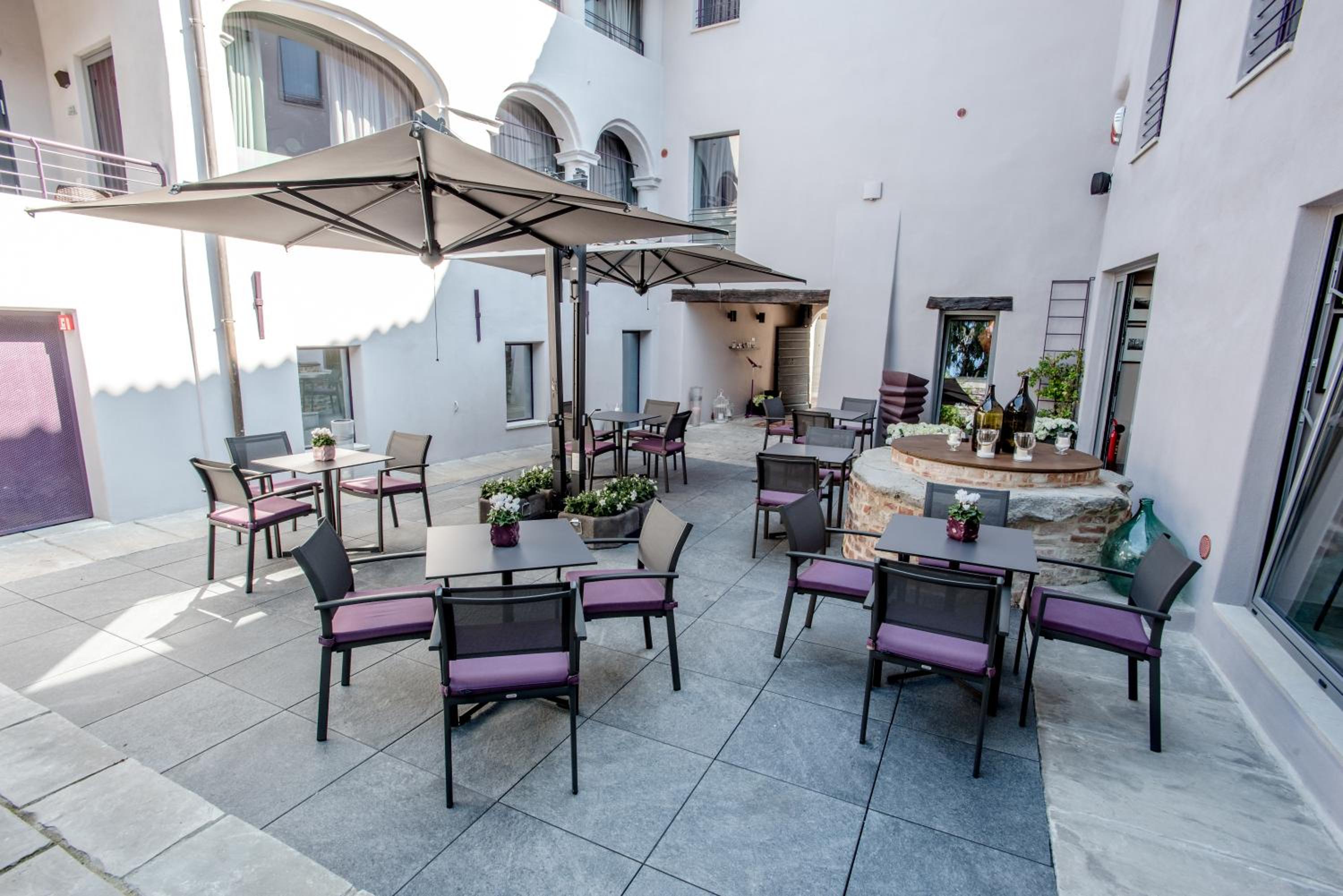 Uve Rooms & Wine Bar