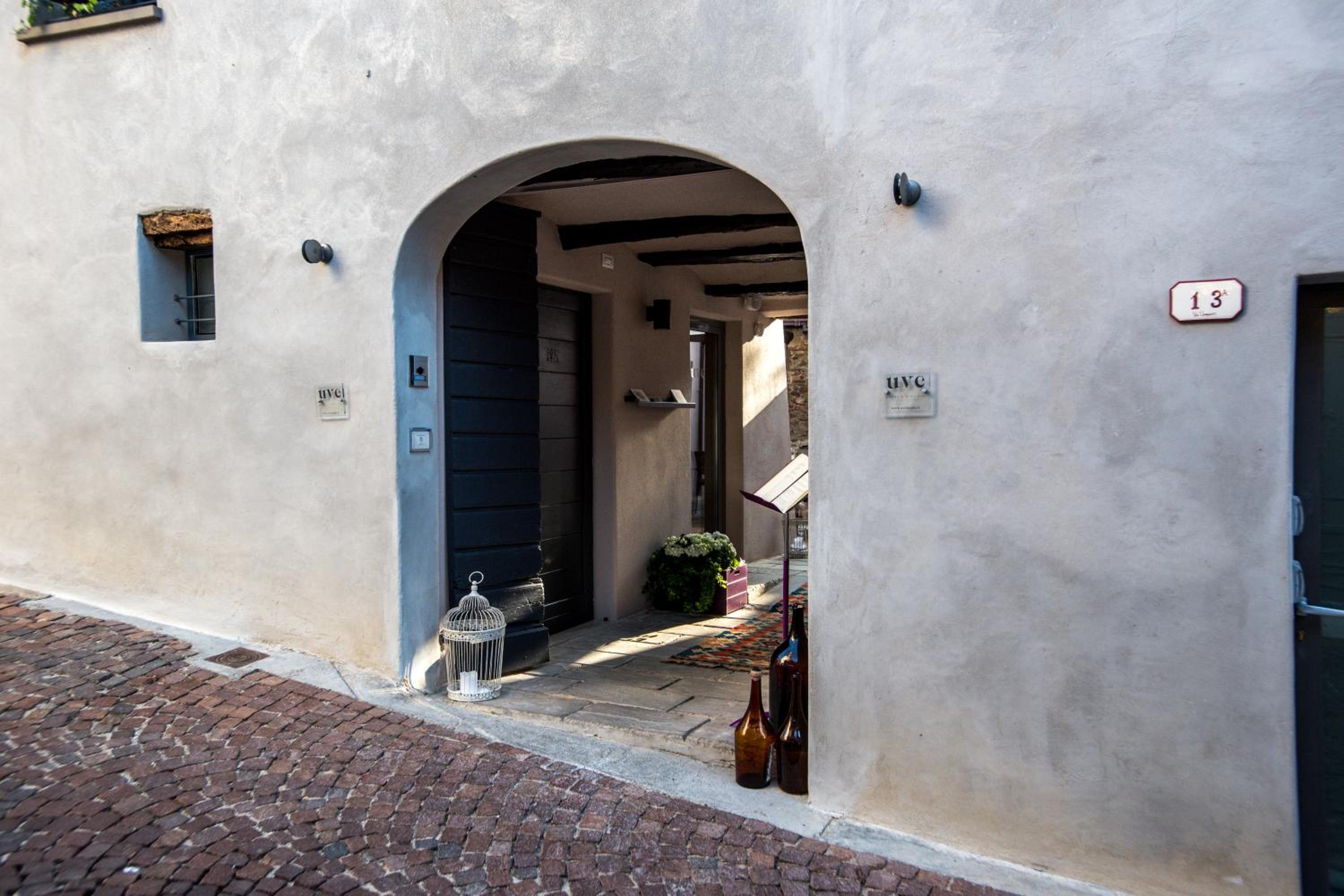 Uve Rooms & Wine Bar