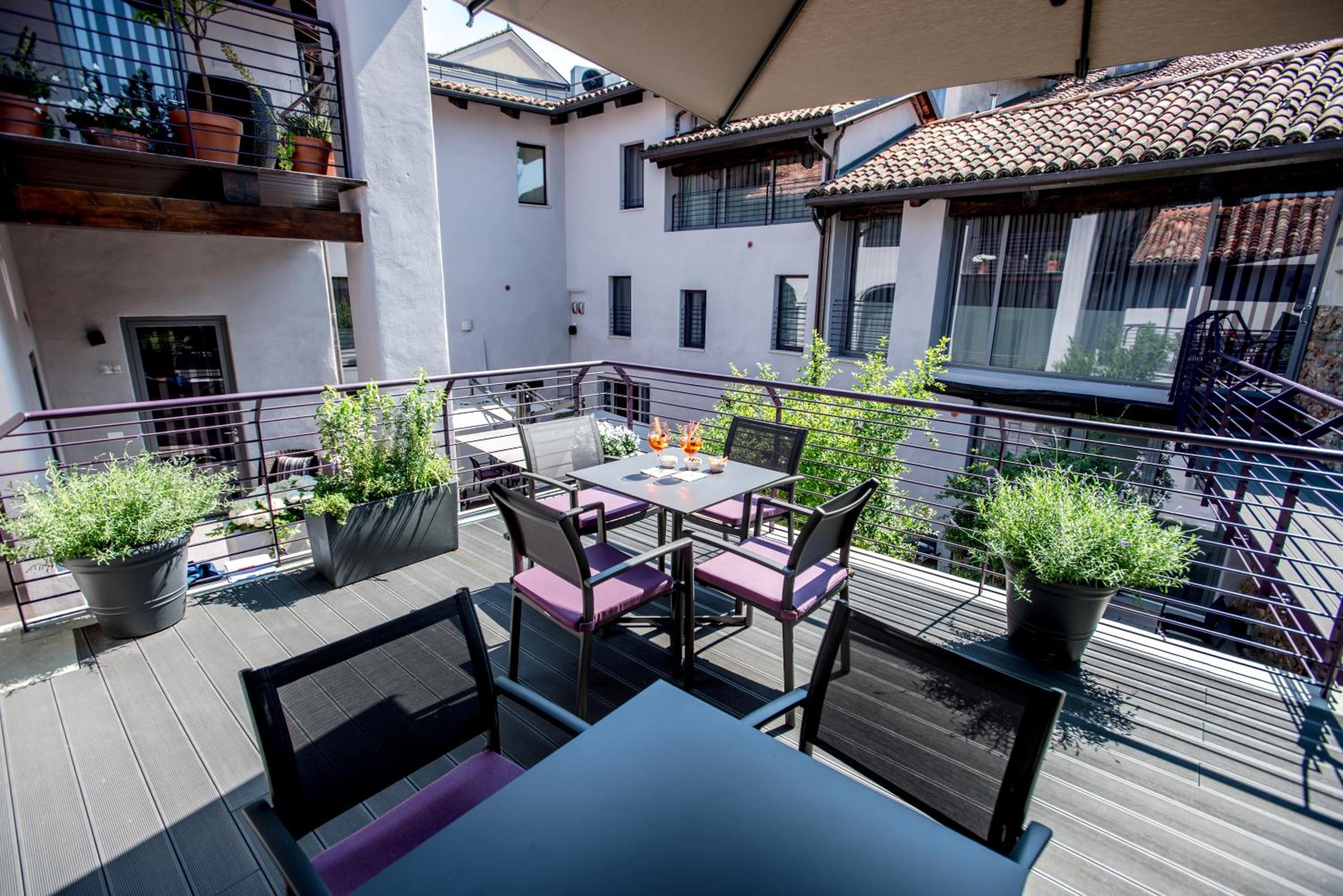 Uve Rooms & Wine Bar