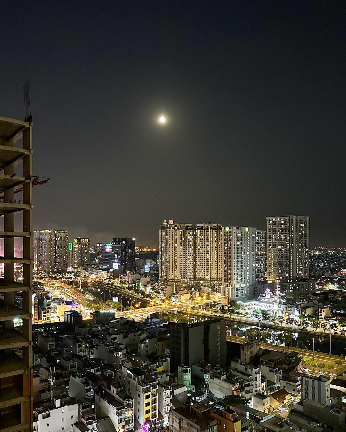 Fuzzi - Downtown modern 1BR near BuiVien walking street SOHO