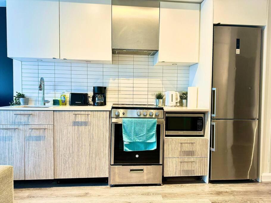 Cozy Condo Near EatonCentre Mall