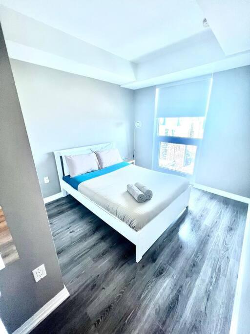 Cozy Condo Near EatonCentre Mall