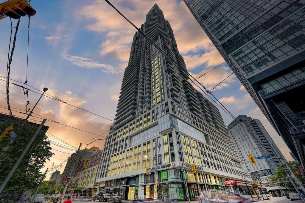 Cozy Condo Near EatonCentre Mall