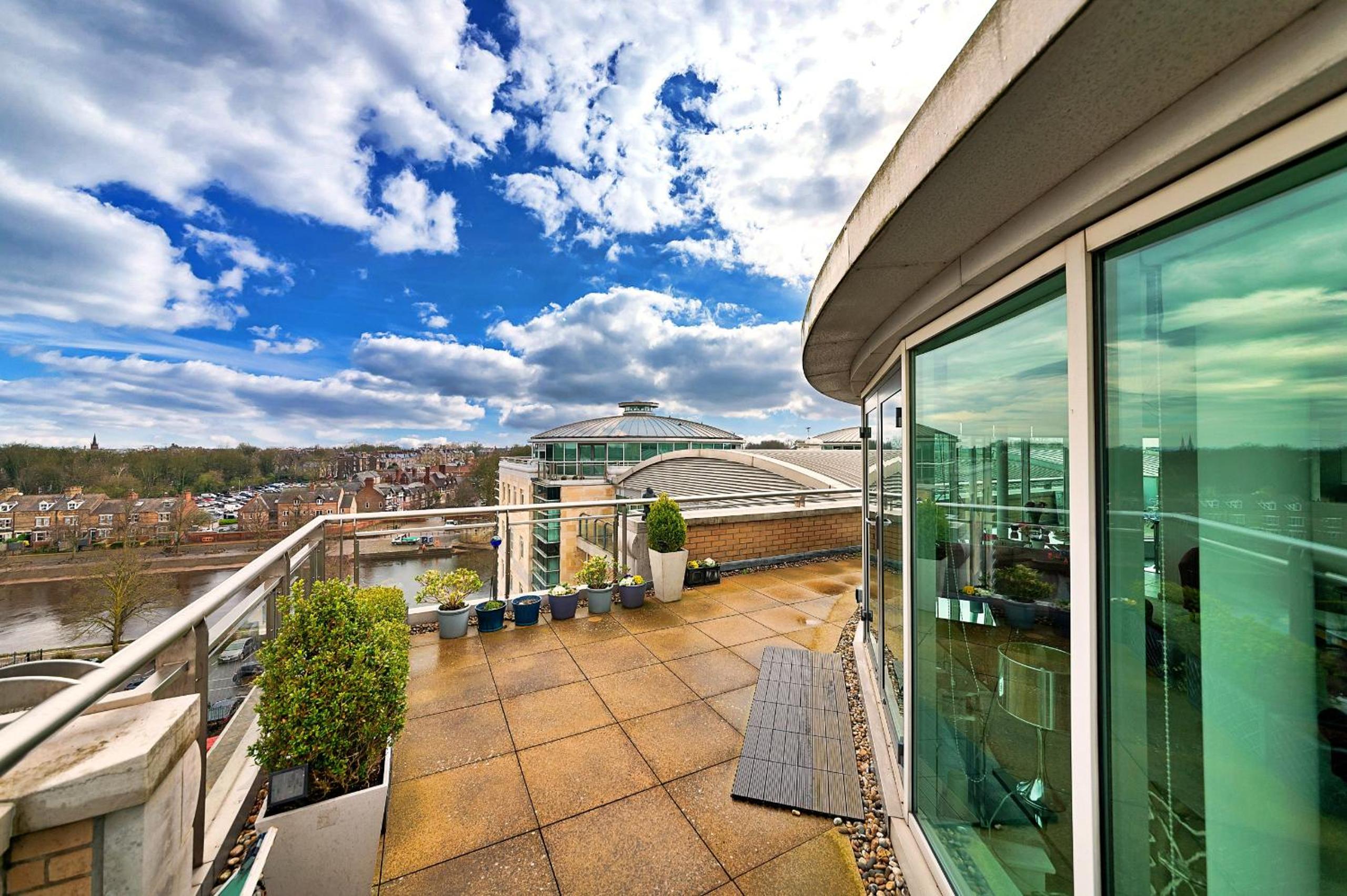 Finest Retreats - The Penthouse at 611 Westgate view 3