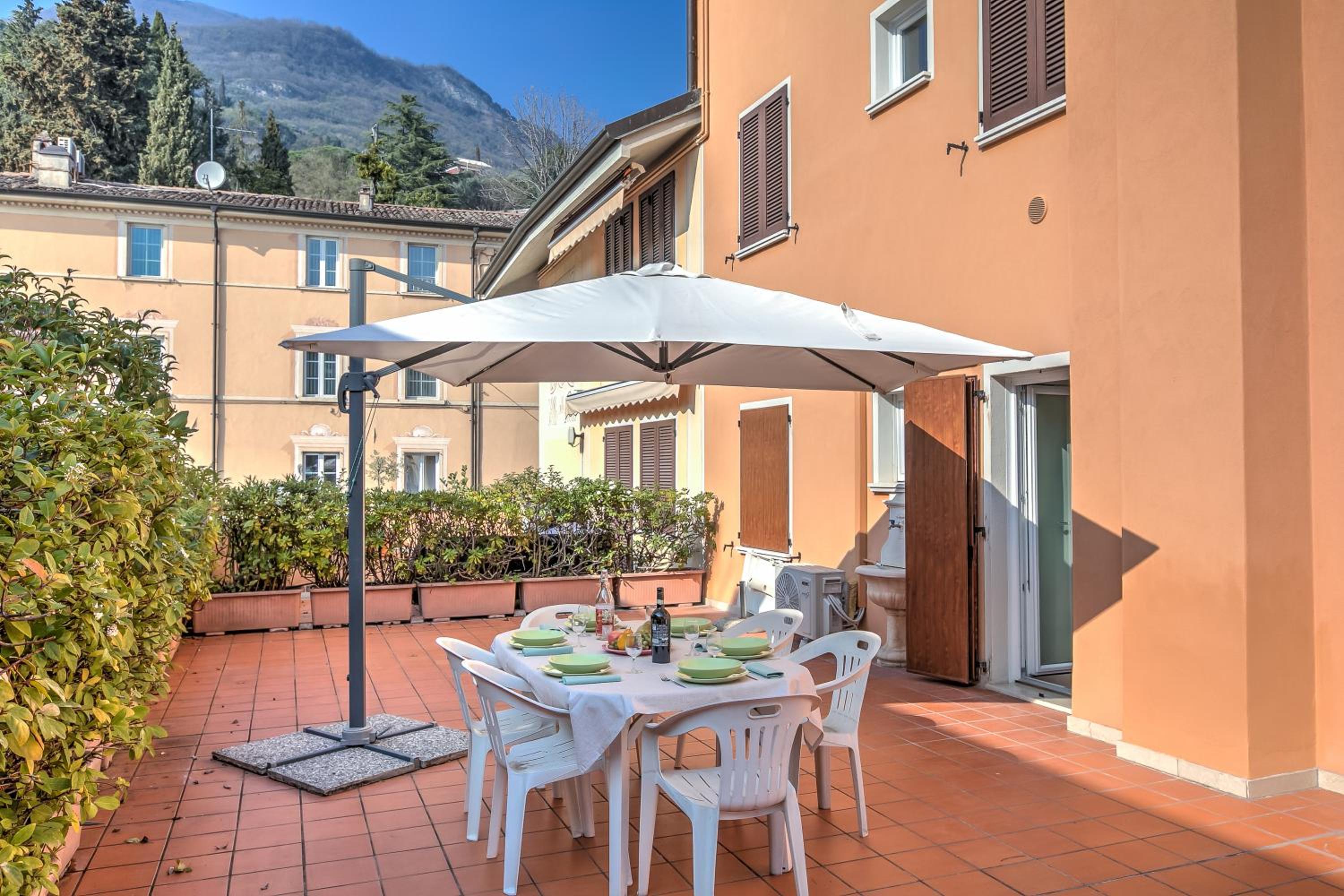 Franka House Fantastic Lake View - Happy Rentals view 4