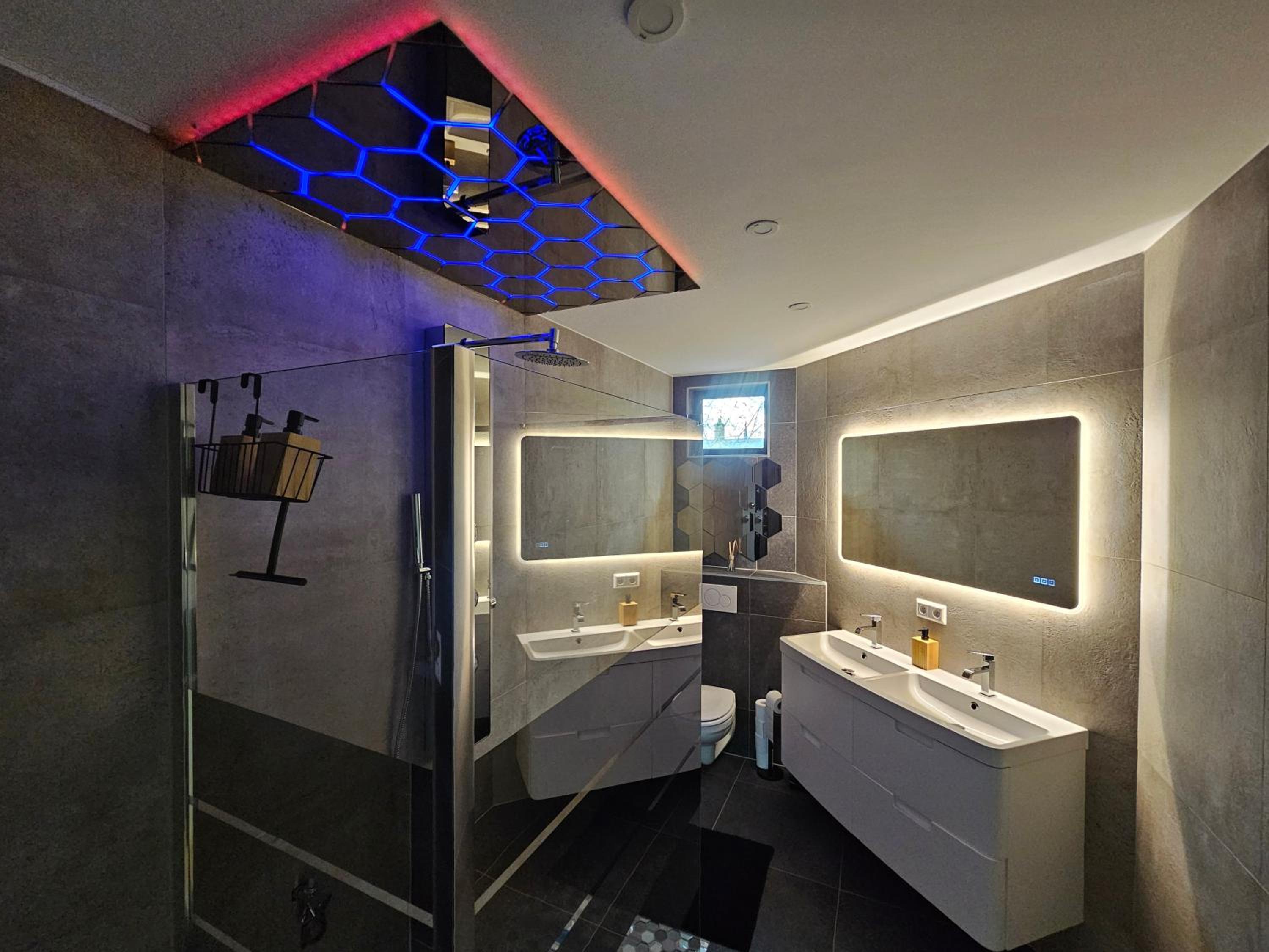 Suite Spa, Jacuzzi & Sauna view 3