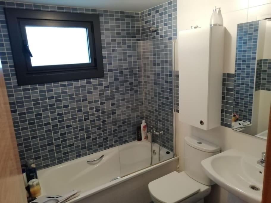 Habitacion en piso compartido y wc compartido cerca de Playa de Samil photo 3