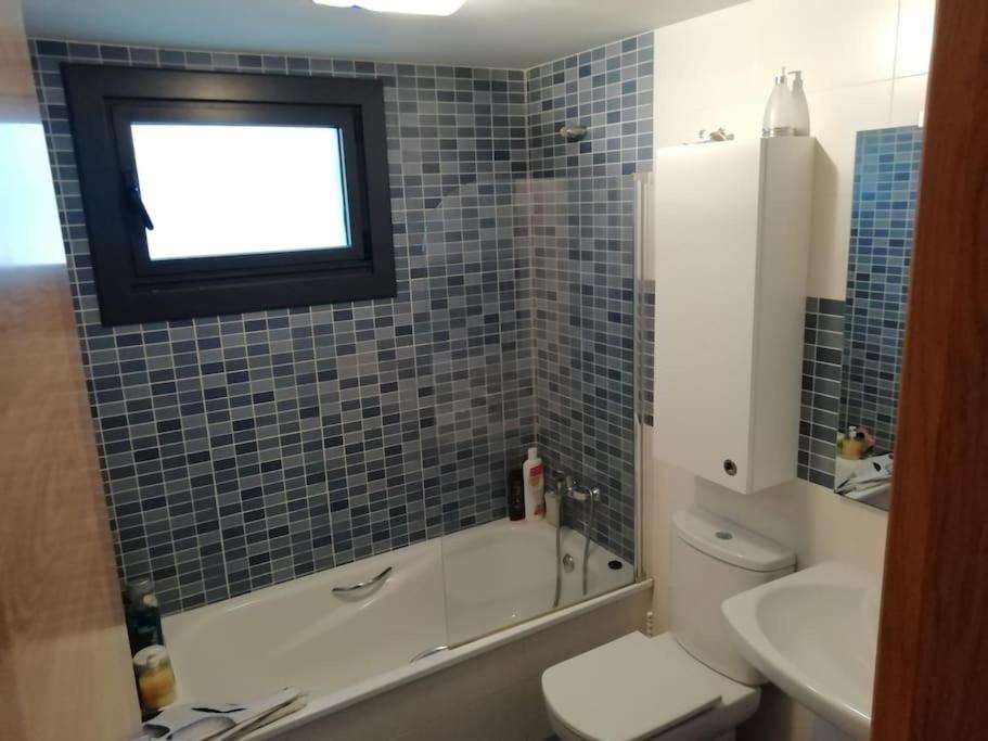 Habitacion en piso compartido y wc compartido cerca de Playa de Samil photo 5