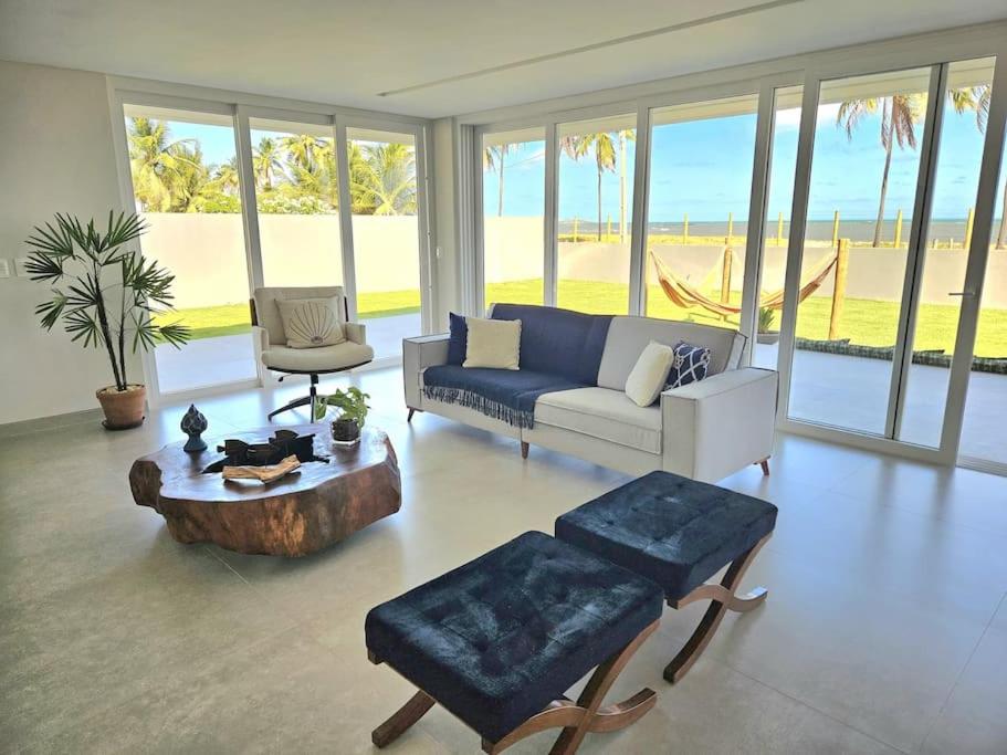 Piscina aquecida, 5 suítes e pé na areia com vista espetacular!!