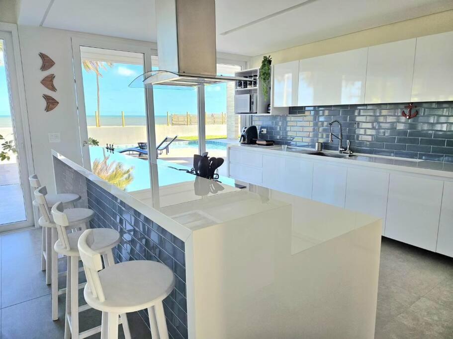 Piscina aquecida, 5 suítes e pé na areia com vista espetacular!!