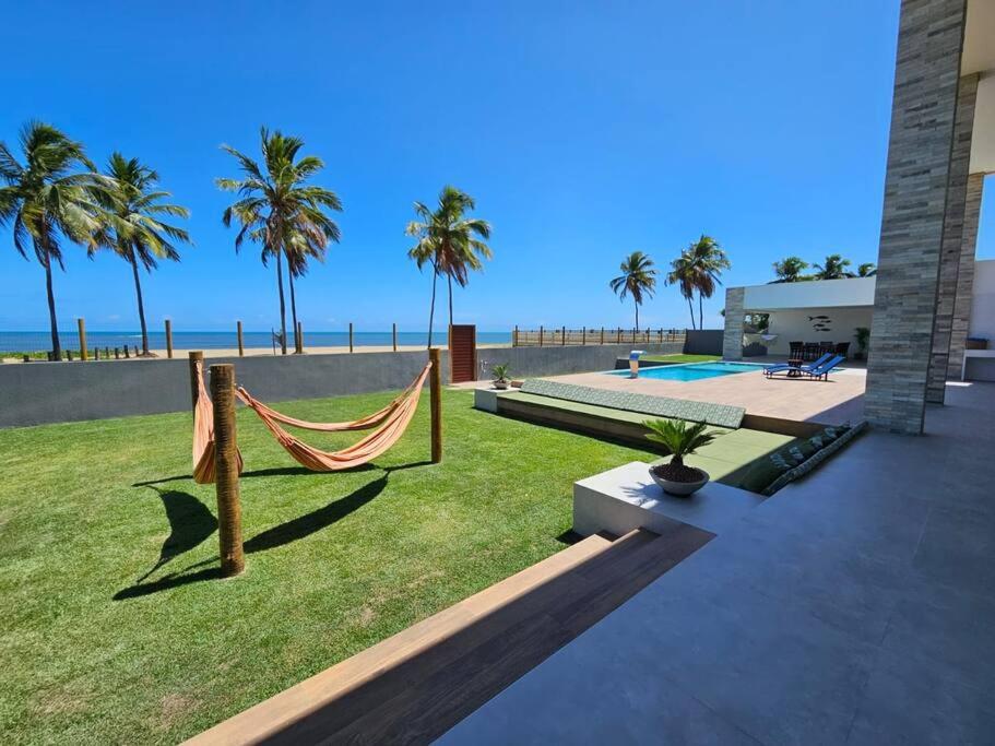 Piscina aquecida, 5 suítes e pé na areia com vista espetacular!!