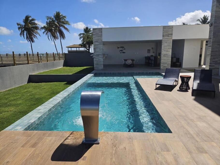 Piscina aquecida, 5 suítes e pé na areia com vista espetacular!!